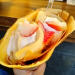 クレープ えんどう - カスタードバターに生クリームと苺トッピング