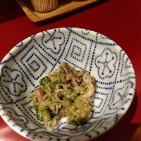 八べえ - お通し（鰻の肝の紐部分の胡麻和え）