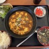 居酒屋 吉盛 - 牛肉麻婆豆腐定食890円。唐揚げ食べ放題、ウーロン茶飲み放題、ご飯大盛り無料。ご飯は少なめと言ったんだけど。。この山盛り。