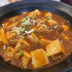 居酒屋 吉盛 - 牛肉麻婆豆腐はもう凄い量。普通の倍くらい入ってる。他の席の別料理もみんなデカ盛りでちょっと引いてる。女性客はかなり残していた。