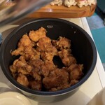 居酒屋 吉盛 - 唐揚げが入ってる容器。あまり入ってない。唐揚げを入れる皿も小さくて、3〜4個しか入らない。マヨネーズが置いてある。