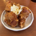 居酒屋 吉盛 - 食べ放題の唐揚げ。小さめサイズで食べやすい。マヨかけた。