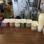 ラーメンショップ〇化 京成大久保店 - 卓上は豊富な調味料