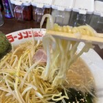 ラーメンショップ〇化 京成大久保店 - ネギと麺にスープが絡む～