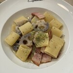 カプリチョーザ - 料理写真:ベーコンとレンコンのペペロンチーノ パスタはリガトーニへ変更