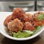 トリワイン ＰＩＫＯＳＨＨＨＵ - 芽キャベツとバーグミンチのチーズカツフライ