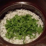 神保町 傳 - シラスとハーブ（ルッコラに似たもっと香りの強いハーブでした）の炊き込みごはん