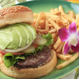 ボリューム満点のバーガーやバーベキューカルビは食べ応え充分！
