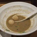 NIBOSHI MANIA - 自家製鬼海老煮干とアサリの濃厚のスープ