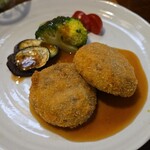 キッチン ブルー グローブ - 牛挽肉のコロッケのアップ