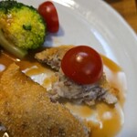 キッチン ブルー グローブ - トマトを乗せて