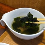 キッチン ブルー グローブ - 具沢山なわかめスープ