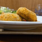 キッチン ブルー グローブ - 横から、ふっくらコロッケ