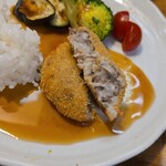 キッチン ブルー グローブ - ２つ目のコロッケをカット