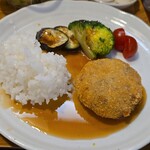 キッチン ブルー グローブ - ご飯を乗せて、ソースはタップリ