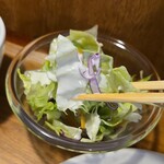 キッチン ブルー グローブ - サラダをいただき