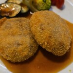 キッチン ブルー グローブ - 正面から、まん丸なコロッケ