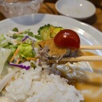 キッチン ブルー グローブ - トマトを乗せて