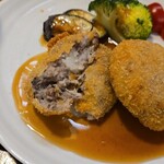 キッチン ブルー グローブ - コロッケをカット