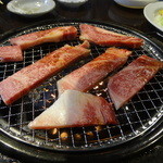明洞館 - リブロース肉を焼いて