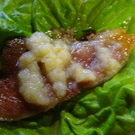 明洞館 - リブロースの厚切りカブリを、サンチュと大量の大蒜で（明日の仕事は諦めて忘れる）