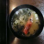 氏金寿司 - 味噌汁：エビと海苔のほんのりとした風味がよかったです。