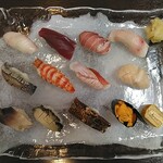 氏金寿司 - おまかせにぎり：ネタがこれでもかというインパクト。それもいいけど、細部に宿る繊細な味付けに私は感動しました。