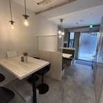 左とう - 店内(テーブル席)