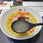 Japanese Soba Noodles 蔦 - 青森シャモロックと天草大王の地鶏の出汁に数種類の塩と、カシスリキュールやトマト、パセリ、塩麹を合わせたタレのスープ