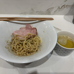 左とう - 牡蠣煮干しスープを注ぐ前に