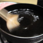 いし橋 - 鉄鍋に牛脂を塗って・・・