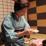 いし橋 - 和服姿で・・・たまごを溶いてくれます