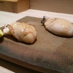 すし匠 - 厚岸の牡蠣。生と焼いたのと・。