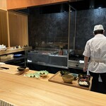 Musubi - カウンター席と眼前の厨房と特別出演の御弟子さん‼︎