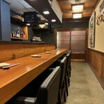 明石鮓 - カウンター8席ゆとりある空間です