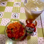 インド・ネパール カレーハウス - ランチセットのサラダとマンゴーラッシー。ナカノさん出すの忘れてた…