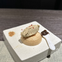 銀座 桃の木 - ③フォアグラと黄ニラのパテ 最中とロースト玉ネギ （追加＋1900円）