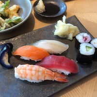 ブッフェアンドカフェ スロープサイドダイナー ザクロ - お寿司