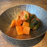 289722164 - キムチ盛り合わせ。辛すぎず、しっかり味が染みていて美味しかったです
