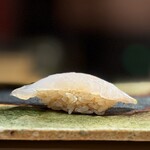 海味 - 握り　白甘鯛　塩で水分抜いて軽く昆布あてて