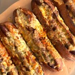 varm COFFEE & BAKERY - 公式Instagram動画より　イノシシのソーセージドック最高！！