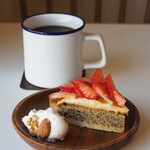 antcafe Kawaguchi - いちごと紅茶のタルト（650円） カフェインレスコーヒー（700円）