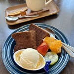 バルバルキッチンアメリ - ショコラシフォンケーキ(¥550)
      ホットコーヒー(¥400)
      計¥950-セット割引¥50=¥900