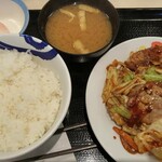 松屋 - お肉たっぷり回鍋肉定食 半熟玉子