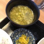 麺屋 鶏ノ湯 - 鶏脂浮かぶワカメスープは熱々です！