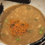 麺屋武蔵 武骨 - ニンニク七味投入　iPhone15 Pro メインカメラｘ２