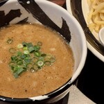 麺屋武蔵 武骨 - 濃厚武骨つけ麺 大盛り　iPhone15 Pro メインカメラｘ２