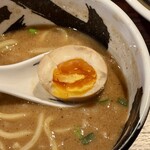 麺屋武蔵 武骨 - 味玉アップ　iPhone15 Pro メインカメラｘ２