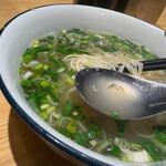 金大碗牛肉拉面 - スープは牛肉スープの透明のあっさりとしたスープです。
             