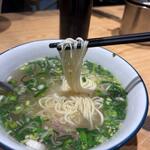 金大碗牛肉拉面 - 麺はストレートのやや細い手打ち麺、麺はカウンターの横手で手打ちされてました。